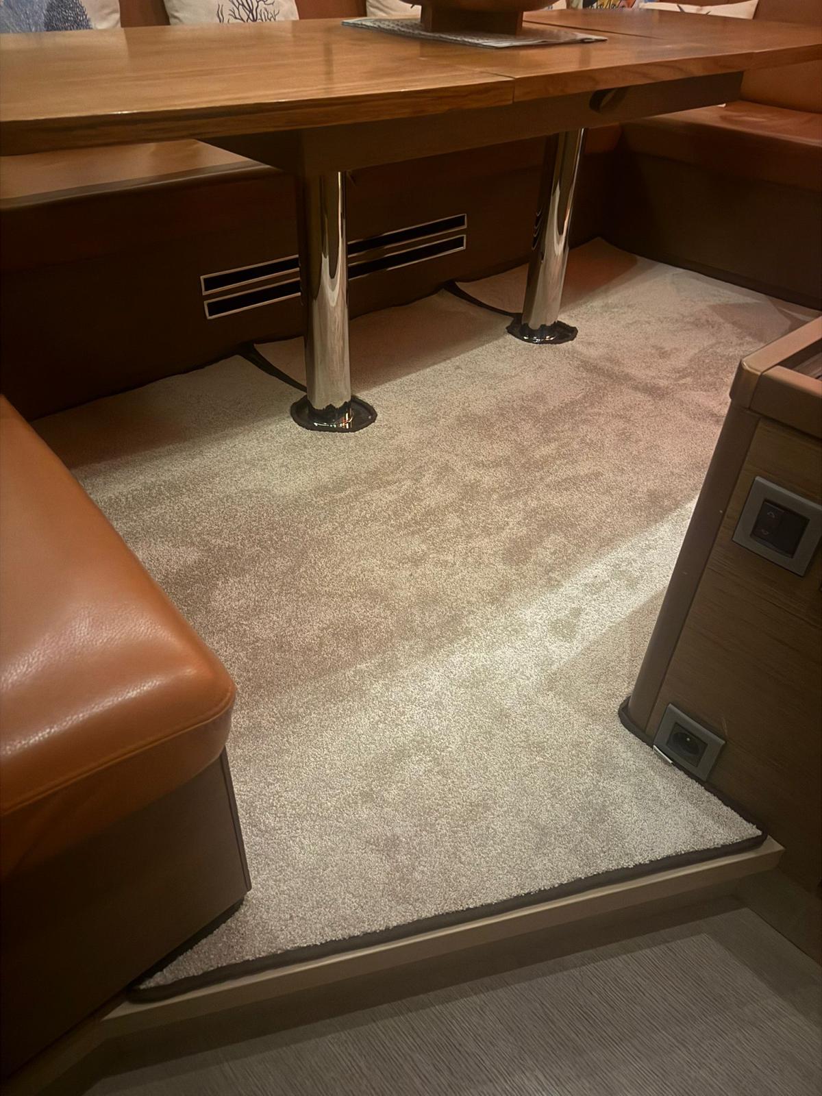 Moqueta a medida bajo mesa de comedor
