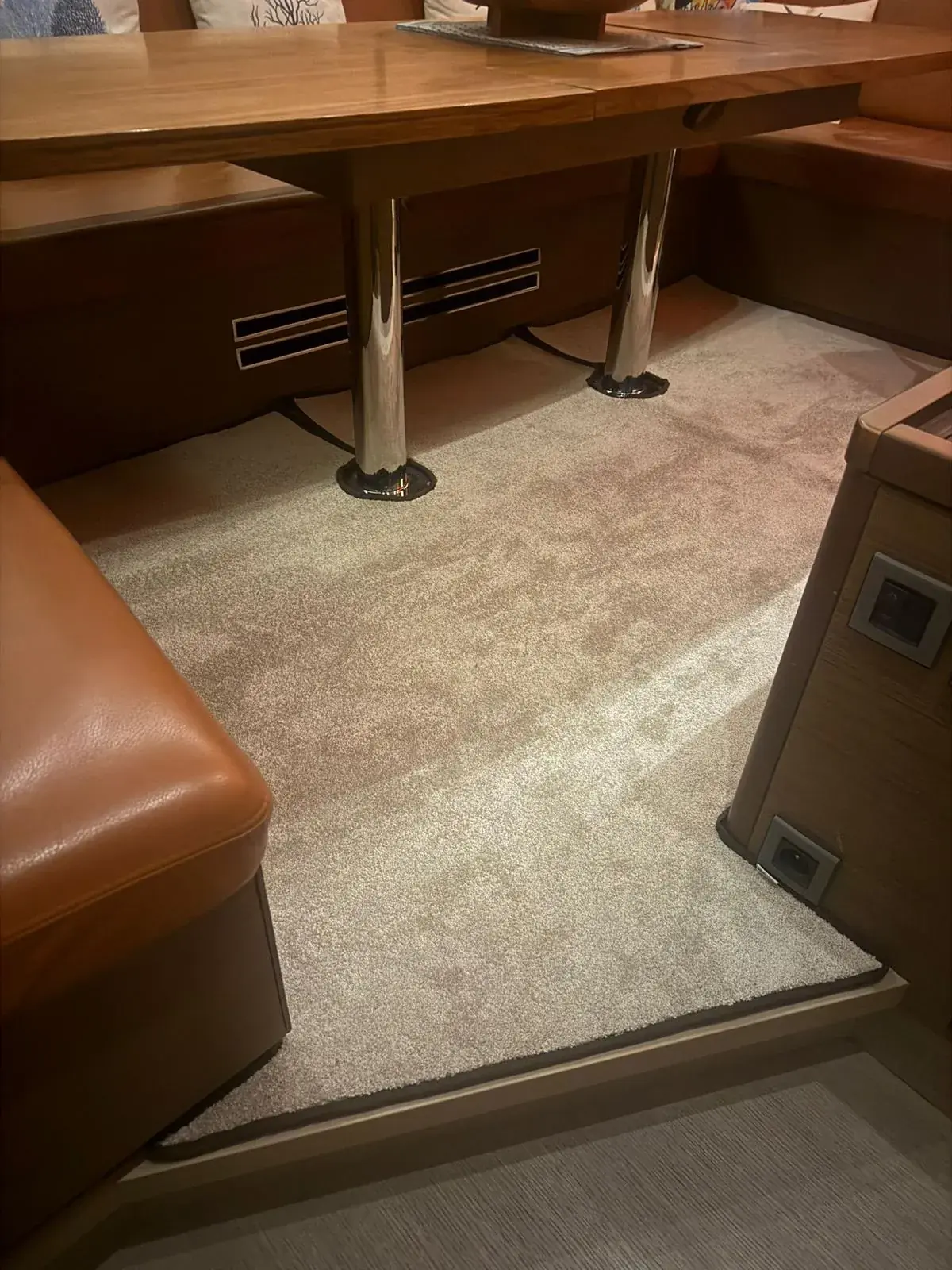 Moqueta a medida bajo mesa de comedor