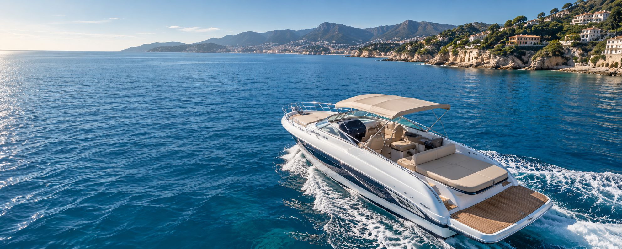 Motora navegando por la costa mediterránea con tapicería exterior K'Foam Nautic